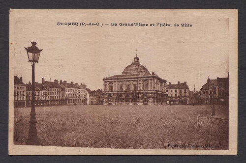 St-Omer (P.-de-C.) : La Grand' Place et l'Hôtel de Ville