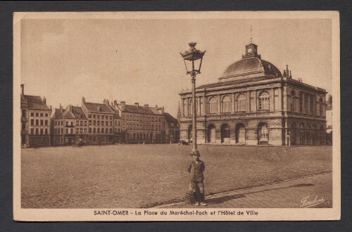 Saint-Omer : La Place du Maréchal-Foch et l'Hôtel de Ville