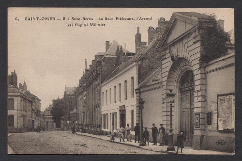 Saint-Omer : Rue Saint-Bertin : La Sous-Préfecture, l'Arsenal et l'Hôpital Militaire