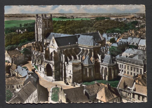 En avion au-dessus de… : Saint-Omer (P.-de-C.) : La Cathédrale