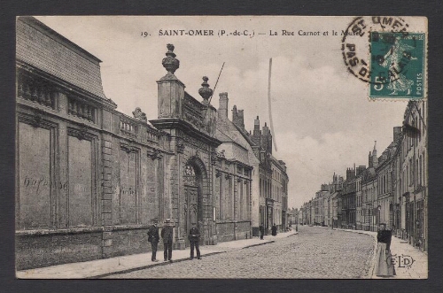 Saint-Omer (P.-de-C.) : La Rue Carnot et le Musée