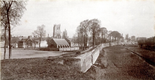 Saint-Omer, démantèlement des fortifications entre la porte d'Arras et le moulin de Saint-Bertin. Le marché aux bestiaux et la poudrière