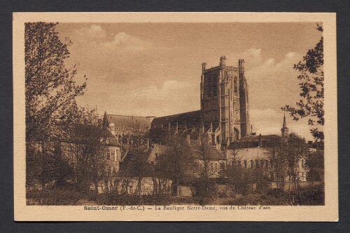 Saint-Omer (P.-de-C.) : La Basilique Notre-Dame, vue du Château d'eau