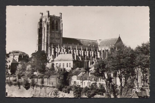 St-Omer (P.-de-C.) : L'Eglise Notre-Dame et les Remparts du Vieux St-Omer