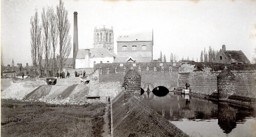 Saint-Omer, démantèlement des fortifications. L'entrée de la Haute Meldyck et le moulin de Saint-Bertin
