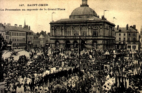 Saint-Omer : la Procession au reposoir de la Grand'Place