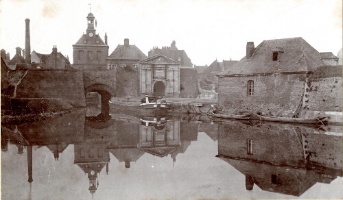 Saint-Omer, démantèlement des fortifications. Vue extérieure de la porte à l'eau et de la porte de Dunkerque
