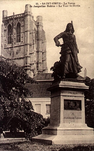 Saint-Omer : La statue de Jacqueline Robins - la Tour St-Bertin