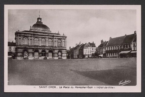 Saint-Omer : La Place du Maréchal-Foch (L'Hôtel-de-ville)