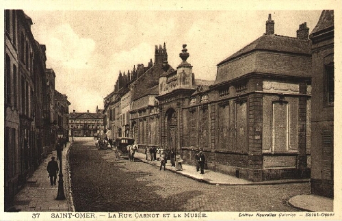 Saint-Omer. - La Rue Carnot et le Musée