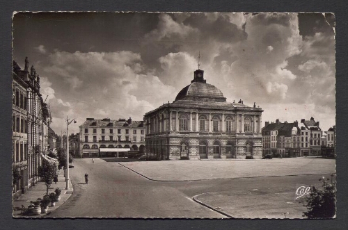 Saint-Omer : La Place du Maréchal Foch et l'Hôtel de Ville
