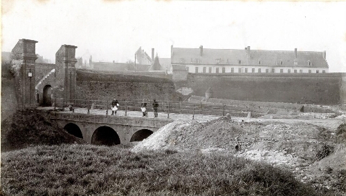 Saint-Omer, démantèlement des fortifications. La porte de la demi-lune de la porte de Calais