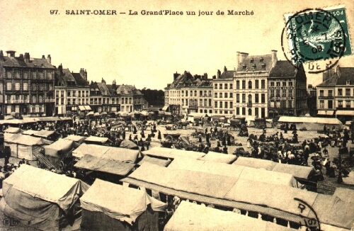 Saint-Omer - La Grand'Place un jour de Marché