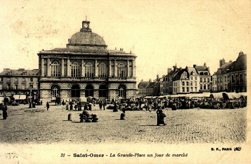 Saint-Omer -  La Grande-Place un jour de marché