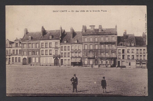 Saint-Omer : Un des côtés de la Grande Place