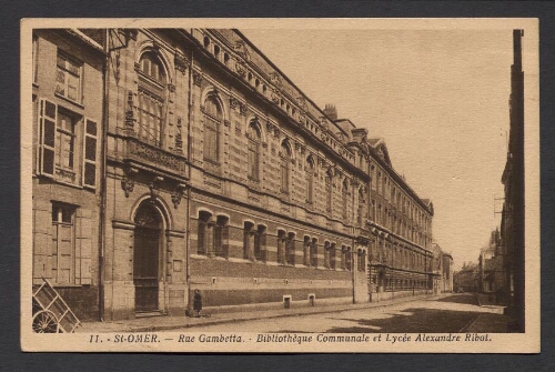 St-Omer : Rue Gambetta - Bibliothèque Communale et Lycée Alexandre Ribot.