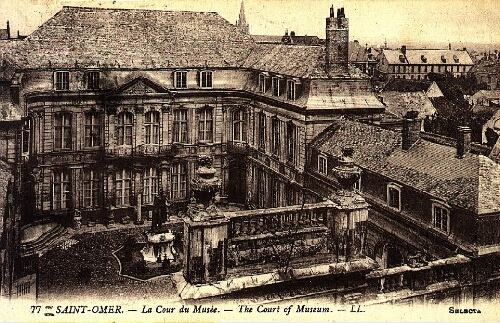 Saint-Omer - La cour du musée. - The court of museum.