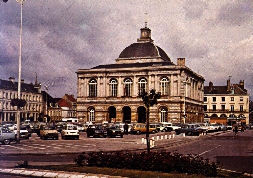 Saint-Omer : l'Hôtel de Ville - Place Foch