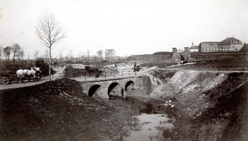 Saint-Omer, démantèlement des fortifications. Un fossé et la demi-lune de la porte de Calais