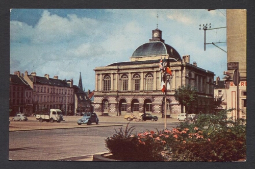 Saint-Omer (P.-de-C.) : Place Maréchal-Foch - L'Hôtel de Ville